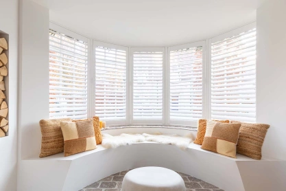 shutters-blancs-en-baie-avec-lumiere-interieur.jpg