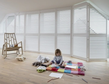 Shutters blancs pour grande fenêtre