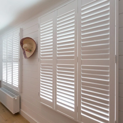 Cet été, gardez votre maison au frais avec des shutters comme décoration de fenêtre