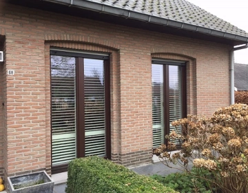 Buitenaanzicht van zwarte shutters