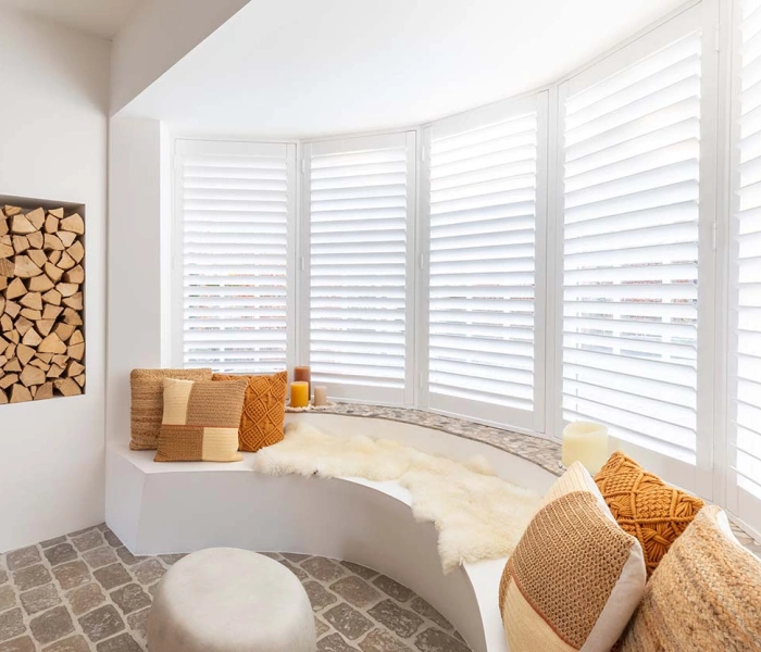 Witte shutters in erker