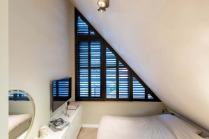 shutters-clearview-in-speciale-raamvorm-schuin-dak-slaapkamer.jpg