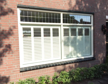 Shutters voor deel gekanteld van buitenaf