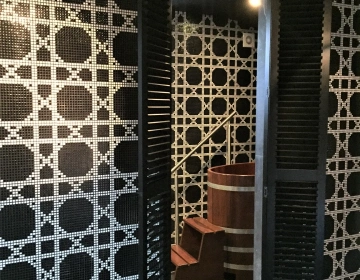 Zwarte shutters in opvallende badkamer