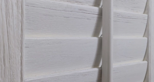 Witte shutters met houtnerf