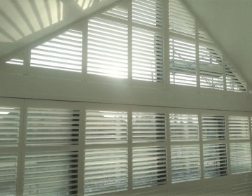 Witte shutters voor groot raam