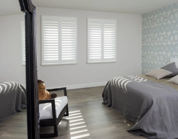 Shutters en bois dans la chambre