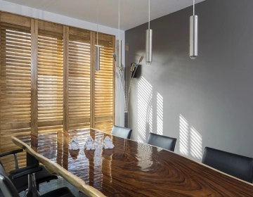 Shutters en bois marron