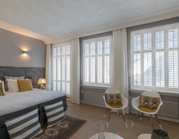 Shutters et rideaux dans la chambre