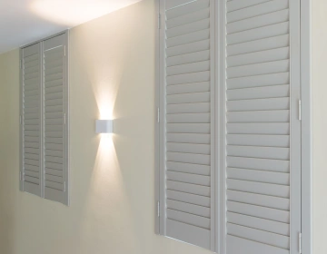 Shutters als gesloten luiken in badkamer