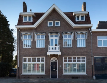 Buitenaanzicht van karakteristieke shutters in herenhuis