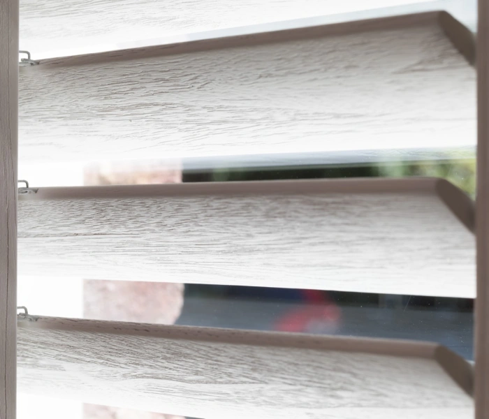 Houtnerf in witte shutters