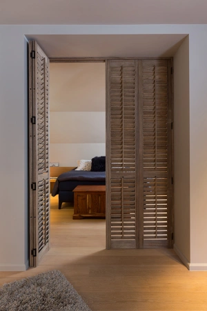 shutters-in-beitskleur-als-roomdivider.jpg