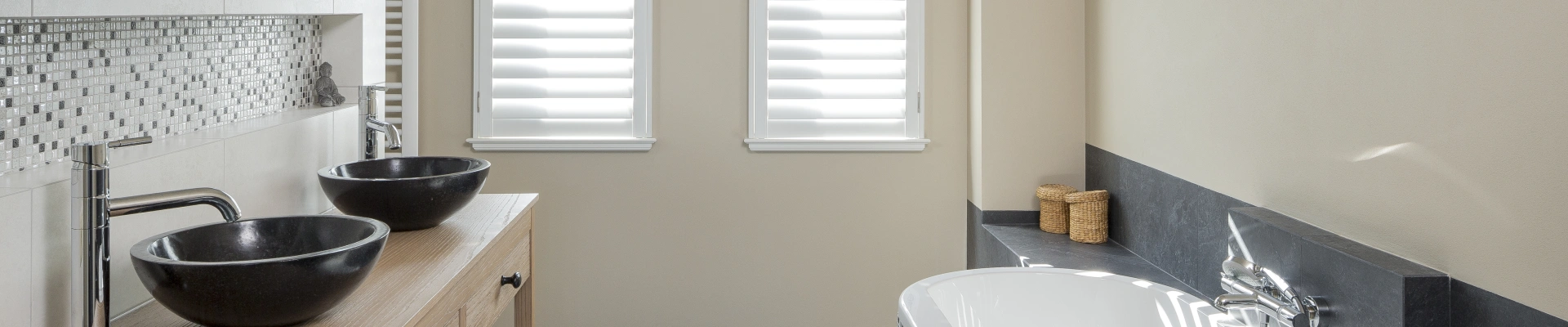 Badkamer met witte kunststof shutters