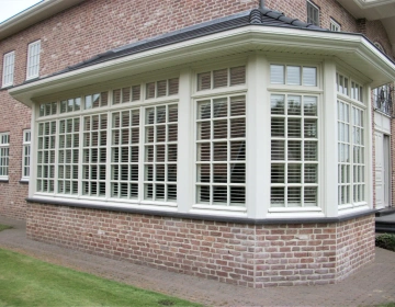 Stijlvolle erker met Van Eyck shutters