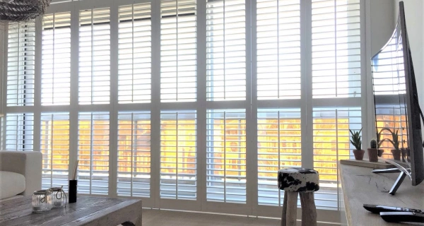 Shutters met tilt rod bediening voor groot raam