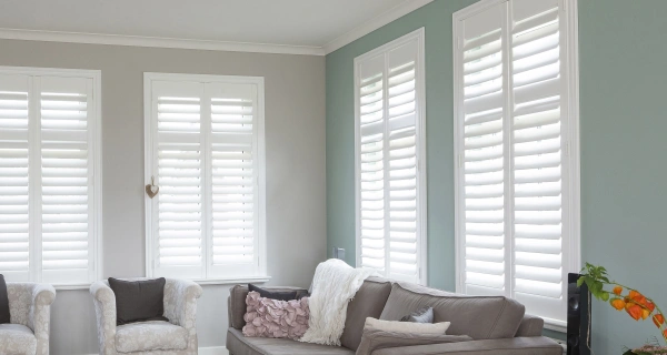 Witte shutters in naturel woonstijl