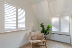 shutters-in-kamer-met-lichte-woonstijl.jpg