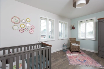 Witte shutters in kinderkamer