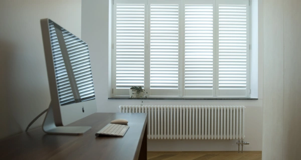 Witte shutters in werkkamer