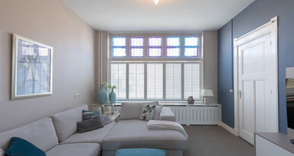 Lichte klassieke woonstijl met witte shutters