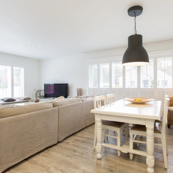 Witte shutters in de woonkamer