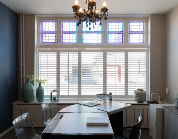 kantoor met shutters als zonwering