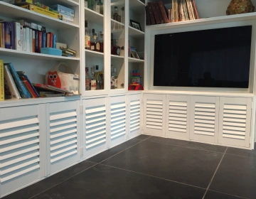 Witte shutters als kastdeurtjes