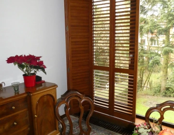 Bruine houten shutters in woonkamer