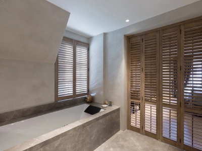 Houten shutters in badkamer