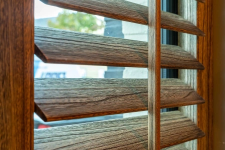 shutters-met-zichtbare-houtnerf-in-beitskleur.jpg
