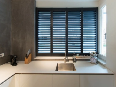 Shutters noirs dans un interieur urban