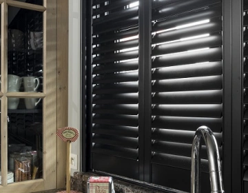 Shutters noirs lisses dans la cuisine