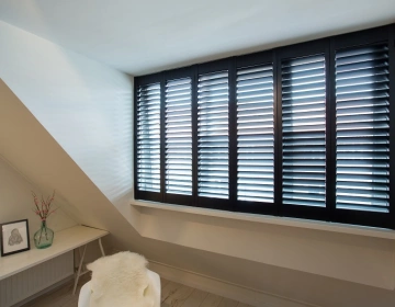 Shutters noirs modernes dans la chambre