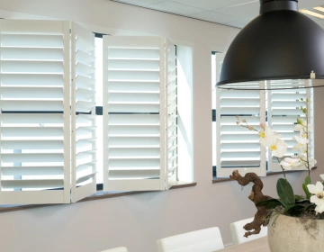 Witte shutters op kantoor