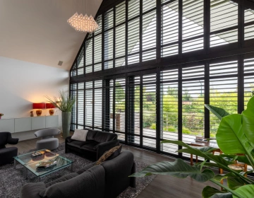 Shutters in woonkamer voor groot raam