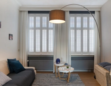 shutters als stijlvolle raamdecoratie in woonkamer