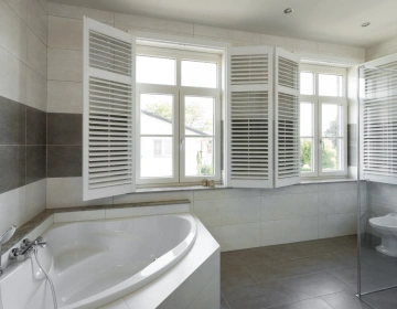 Shutters als open luiken in badkamer