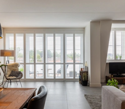 Witte shutters voor openslaande deuren