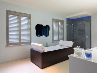 Shutters voor raam in badkamer