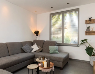 Taupe kleur shutters in woonkamer