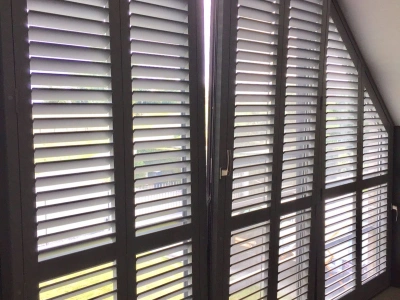 Antraciet shutters op groot kiepraam