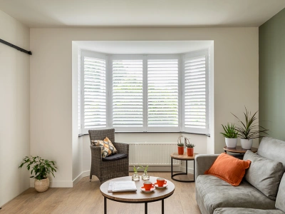 Erker in woonkamer met witte shutters