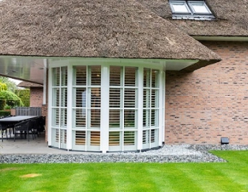 Witte shutters van buitenaf