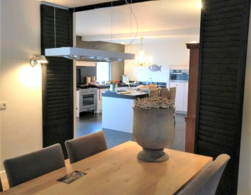 Keuken met shutters als roomdivider