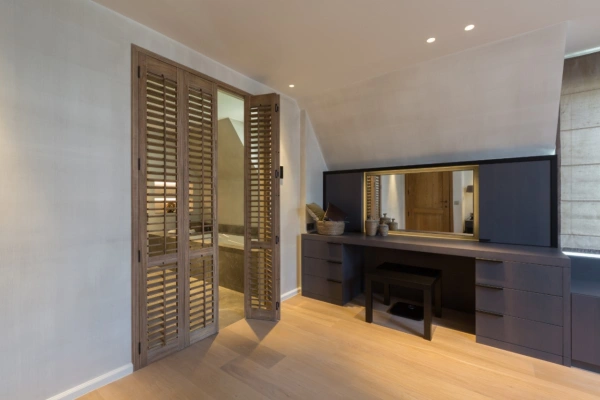 beitskleur shutters als roomdivider