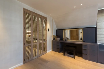 Shutters als roomdivider in slaapkamer