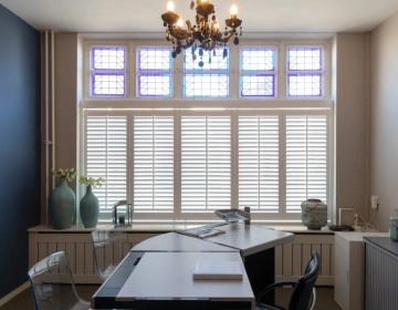 Sfeervol kantoor met witte shutters