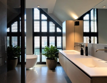 Shutters sombres dans la salle de bain