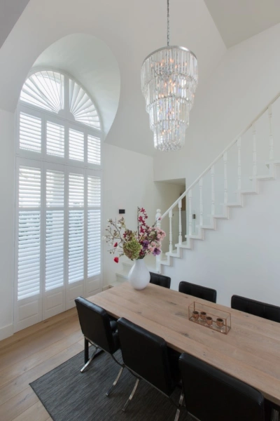 Witte, sunburst shutters in een toograam